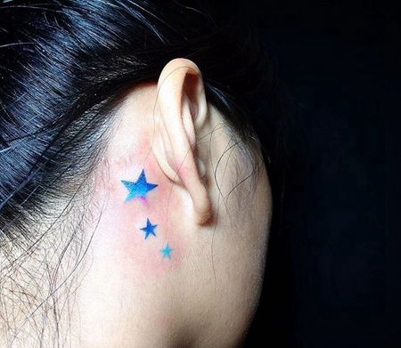 美女耳后根漂亮的三个蓝色五角星纹身图案