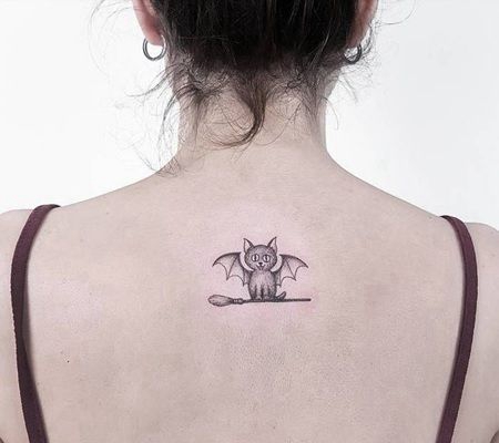 长着蝙蝠翅膀的猫形动物纹身图案