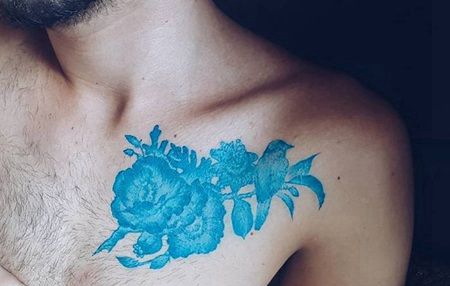 美国男子锁骨蓝色花纹身图片