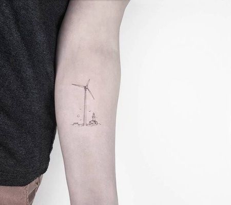 手臂上唯美的风力发电机和小房子纹身图案