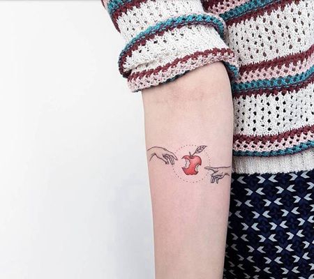 模仿米开朗琪罗的创世纪的纹身图案