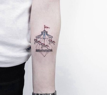 带几何元素的可爱旋转木马纹身图案