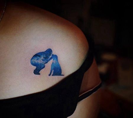 蓝色人和狗轮廓的纹身图案