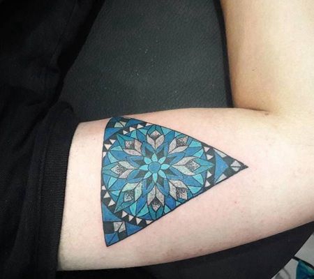 胳膊处三角形蓝黑色图腾纹身