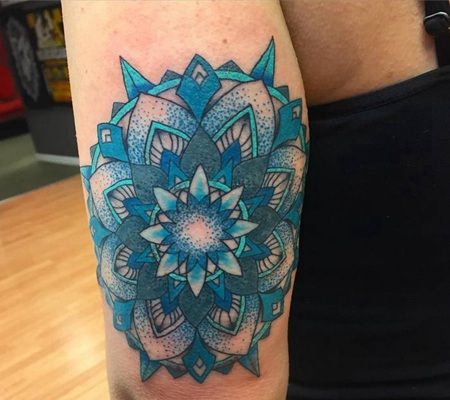 胳膊外侧蓝色图腾花纹身图案