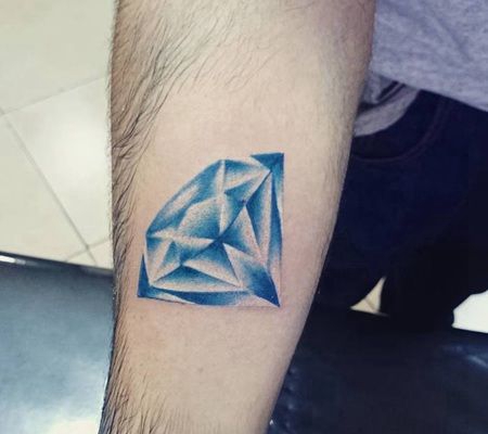 手臂上暗蓝色钻石纹身图片
