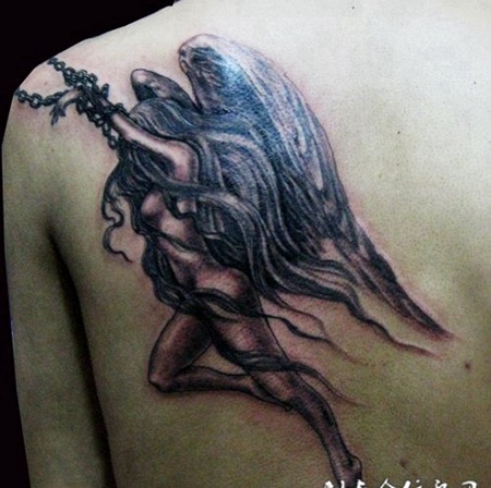 时代的囚禁，后背天使纹身