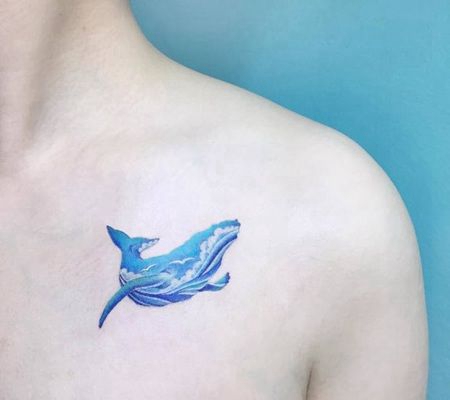男子锁骨漂亮的蓝色鲸鱼纹身图案