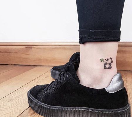 可爱小熊猫拿着四叶草的纹身图案