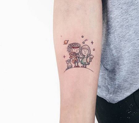 两个可爱的小孩抱着玩具的纹身图案