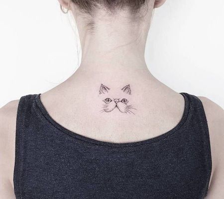 美女颈椎部位纹了一个可爱的猫脸图案