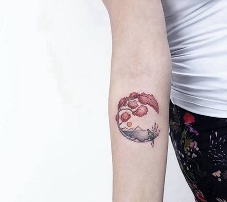 手臂上树鸟和山水的圆形纹身图案