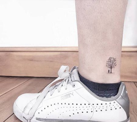 迷你型小树下面站着一个人的纹身图案