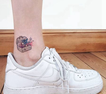 脚踝处漂亮的箱子开出宇宙的纹身