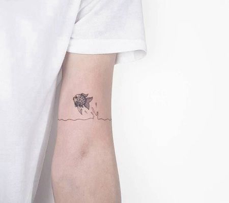 佩戴者刀的可爱小金鱼纹身图案