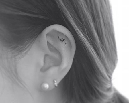 黑白图案之耳朵里星球和星星纹身