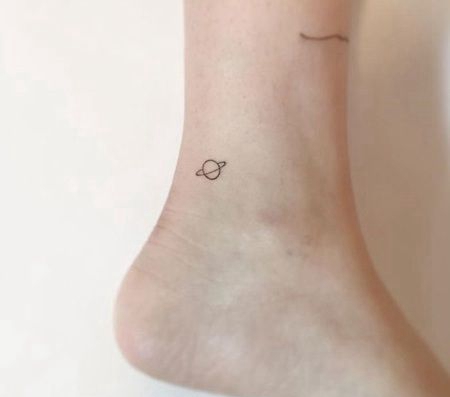 脚踝上可爱的迷你型星球纹身图片