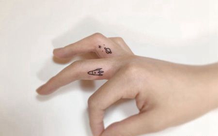 食指和中指上小清新系列的火箭和星球和星星纹身