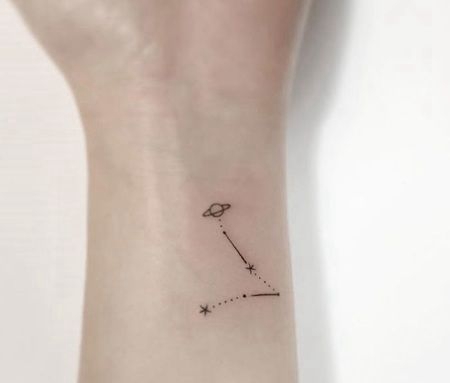 迷你型的星球点线和星星纹身图案