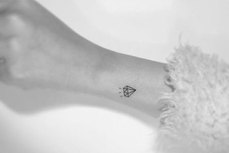 手腕处简约风格的钻石纹身