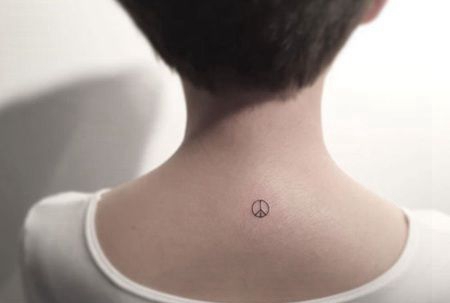 颈椎处一个极简主义的小圆形纹身