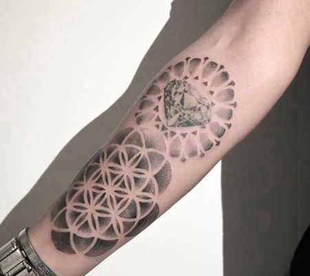 手臂上灵花包着钻石的纹身图案