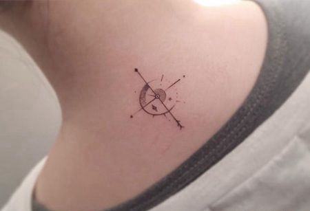 美女颈椎处纹了一个罗盘指南针的图案