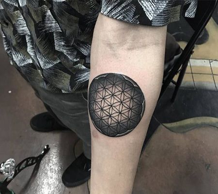 由外向里逐渐变透明的圆形灵花纹身