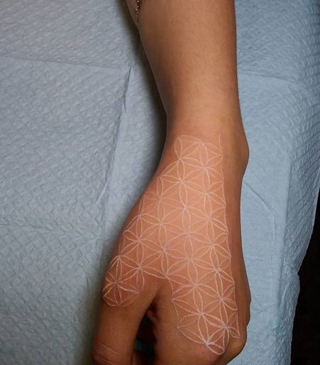 手背的隐性纹身很好看