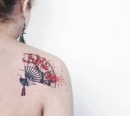 后肩处印着梅花的扇子纹身图案