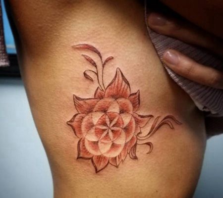 肋骨处很不错的灵花花朵纹身图片