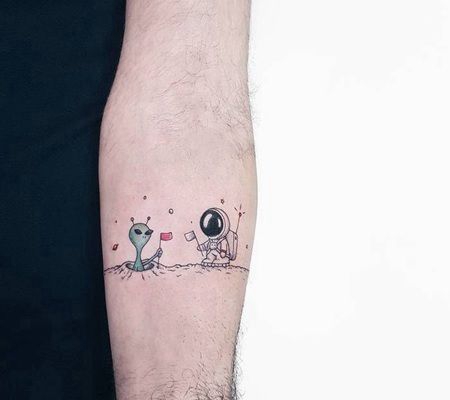 手臂上宇航员和外星人有好见面的纹身图案