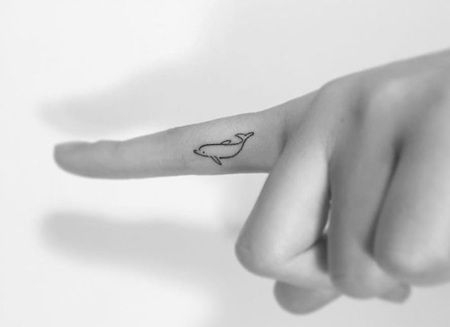 食指上可爱的小海豚纹身图片