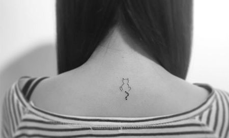 后背颈椎处极简主义风格的小猫轮廓图纹身