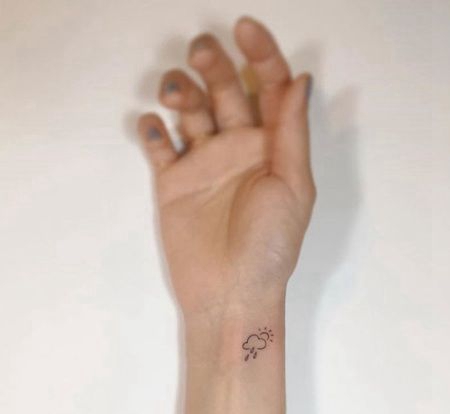 手腕上简单的云彩和太阳纹身