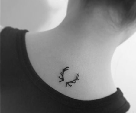 女子颈椎处迷你型的鹿角纹身
