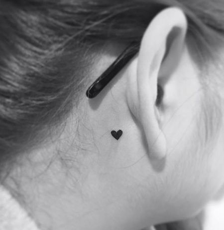 黑白风格的纹身图案之耳后根心形纹身