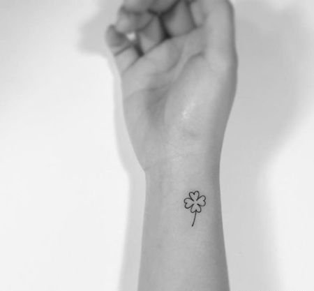 黑白风格的简单四叶草纹身图案
