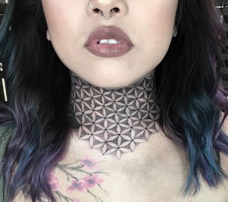 美国一女子脖子都纹上了点刺风格的灵花图案