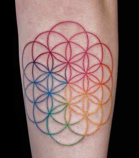 非常漂亮的由圆形组成的灵花纹身
