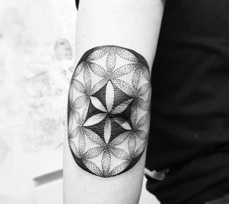 中间黑色四周点刺的个性灵花纹身