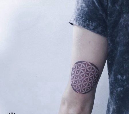 男子胳膊上外侧浅淡色灵花纹身