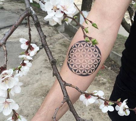 手臂黑色圆形灵花纹身图案