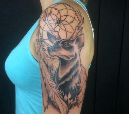 美女胳膊上带有几何元素和羽毛的3D鹿半袖纹身图案