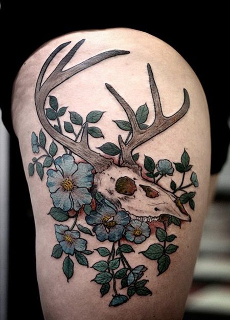 大腿部位鹿骷髅和浅蓝色花纹身