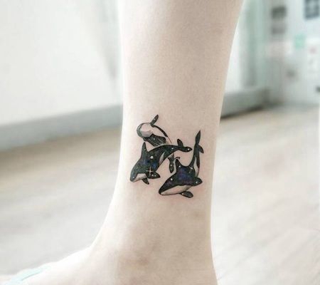 脚踝处三只漂亮的虎鲸纹身