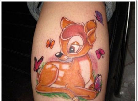 小腿肚子处可爱的小鹿卧着的纹身图案