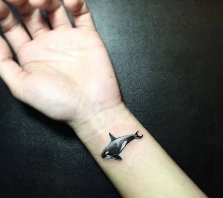 手腕上的虎鲸纹身图像缩略频道推荐图