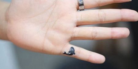 小拇指上的微虎鲸纹身图案