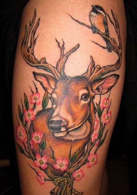胳膊上一只鸟站在鹿角上的3D纹身图案